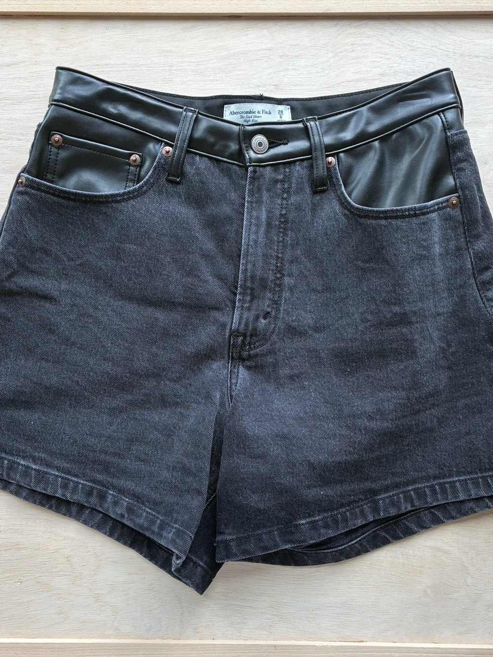 Abercrombie & Fitch The Dad Short High Rise Curve Love Black Denim
Shorts 28|6